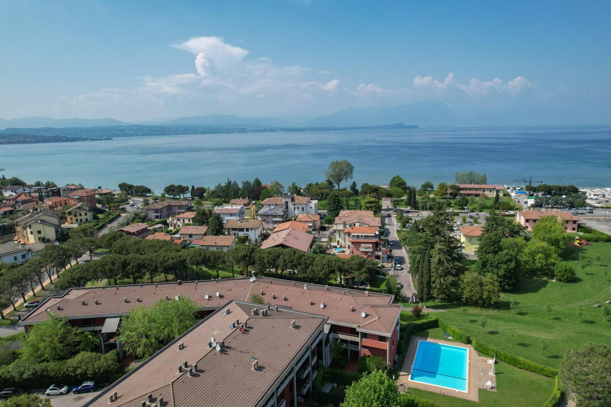 Breeze Apartment Дезенцано-дель-Гарда Экстерьер фото
