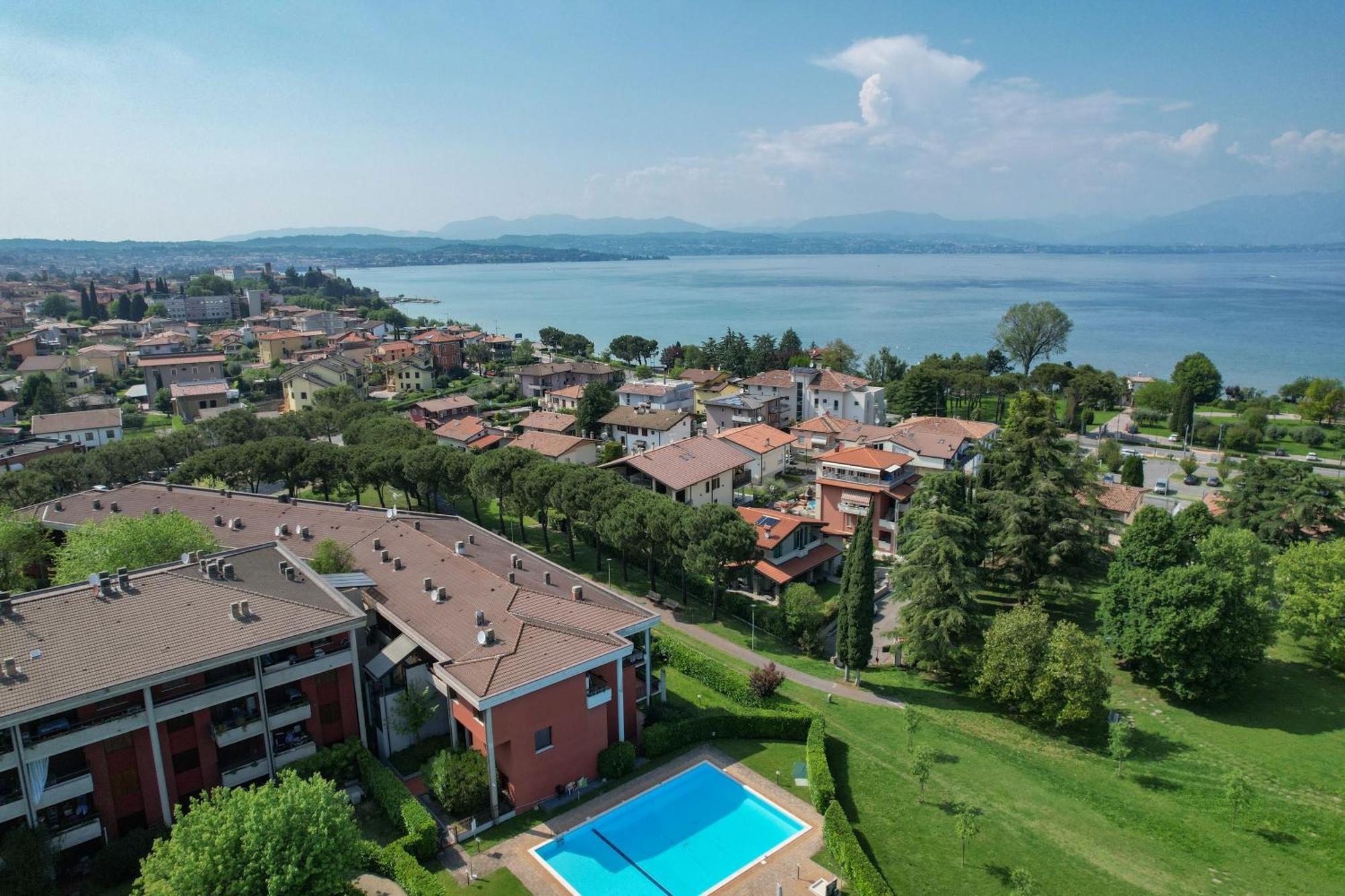 Breeze Apartment Дезенцано-дель-Гарда Экстерьер фото